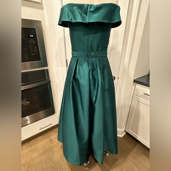 Eliza J Deep Green Off-the-Shoulder Evening/Holiday Gown, Size 10 - Picture 7 of 11